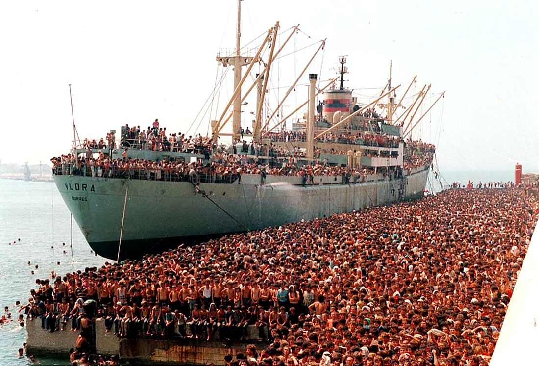 Bari Profughi Albanesi Sulla Nave Vlora