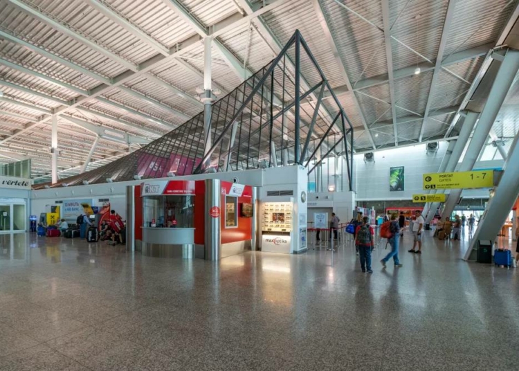 Aeroporto di Tirana, Walla