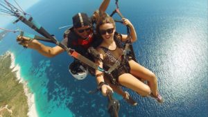 Paracadutismo A Llogara, Valona, Foto Della Cantante Albanese Enca