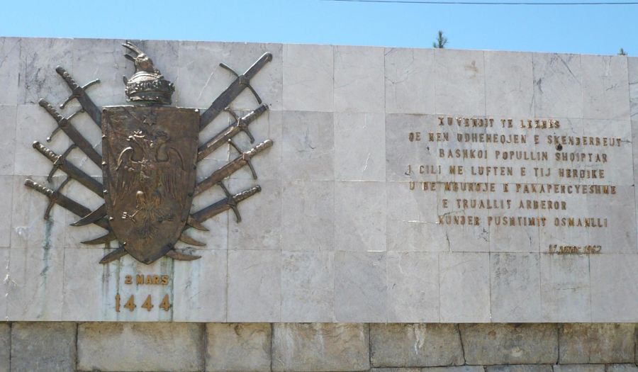 Iscrizione che commemora La Lega di Alessio (Besëlidhja e Lezhës) Iscrizione che commemora La Lega di Alessio (Besëlidhja e Lezhës)