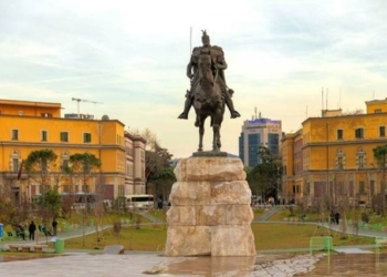 Piazza Scanderbeg, Tirana