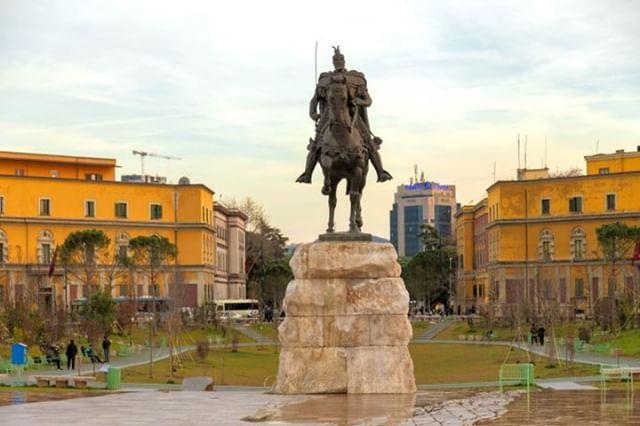 Piazza Scanderbeg, Tirana
