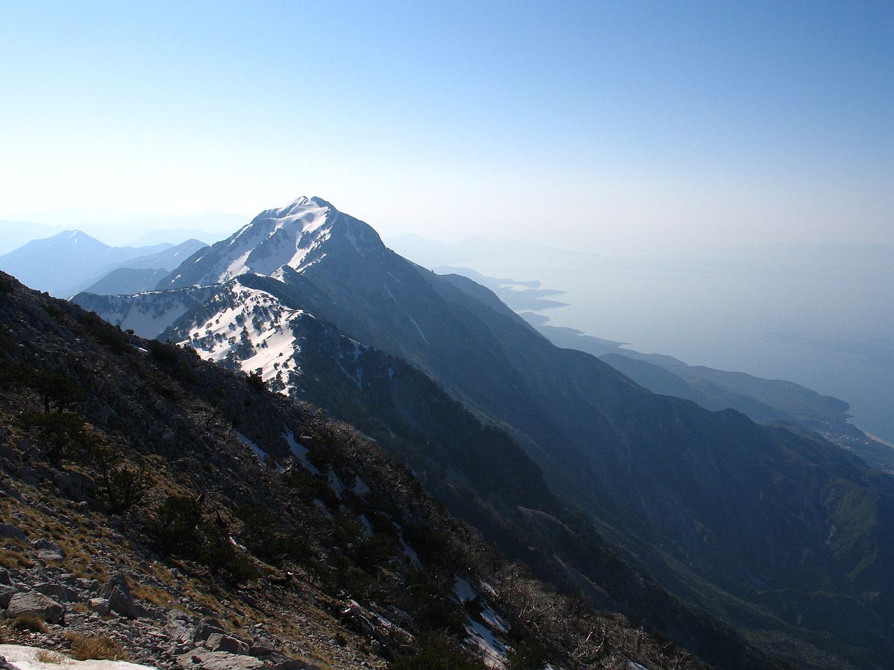 La cima innevata del Monte Çika. Fonte: Wikipedia