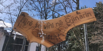 L'insegna "Benvenuti a Gjinar", villaggio turistico nei pressi di Elbasan, Albania